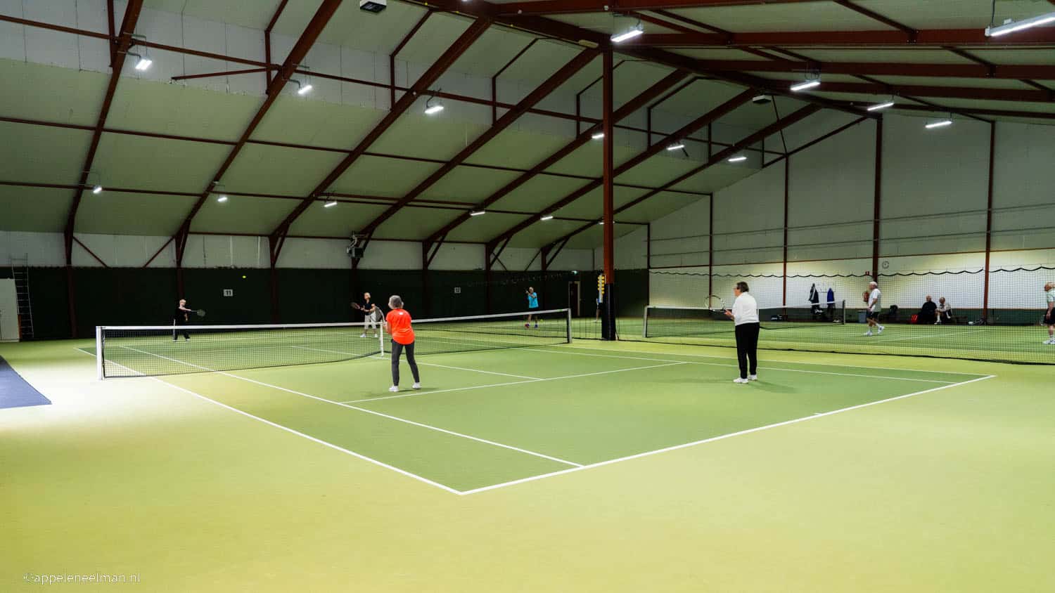 Tennissen in de tapijthal bij LTV Leusden