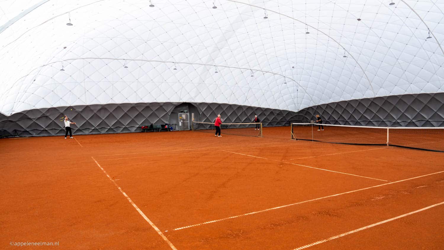 Tennissen in de blaashal bij LTV Leusden
